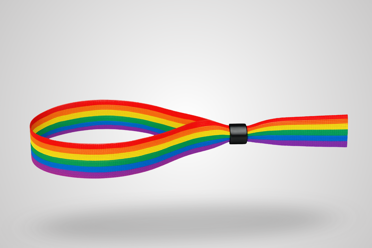 Ett foto av ett tygarmband med pride regnbåge färgmönster