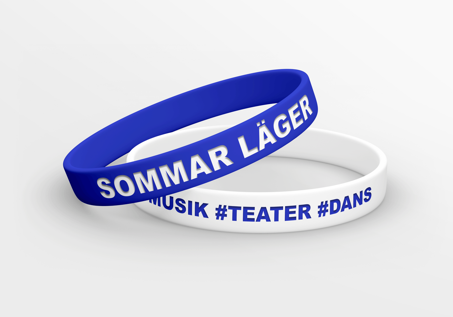 Ett par blå och vita armband gjorda av silikon armband präglade Via eMail, med "sommar lager" präglad på dem, som visar upp marknadens bästa kvalitet.