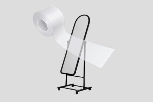 En genomskinliga självhäftande rulle toalettpapper på ett stativ.