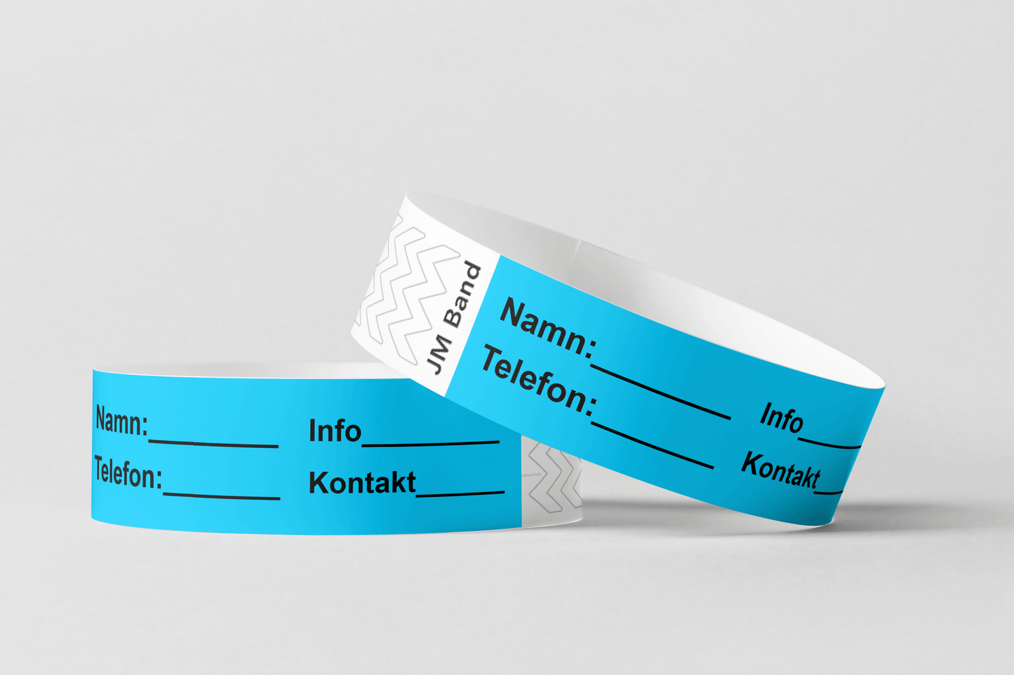 Två Papper ID-armband på vit bakgrund