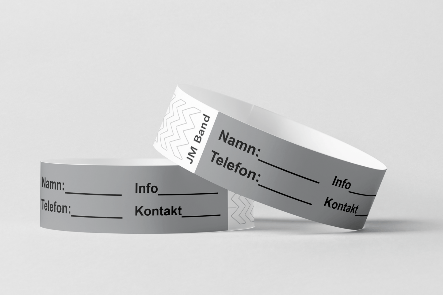 Två Papper ID-armband på vit bakgrund