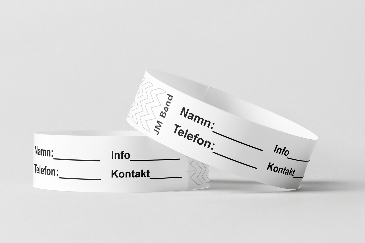 Två Papper ID-armband på vit bakgrund