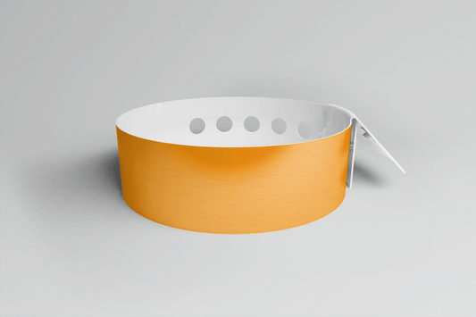 Ett livfullt orange Plastarmband L färger I lagerarmband mot en neutral grå bakgrund.