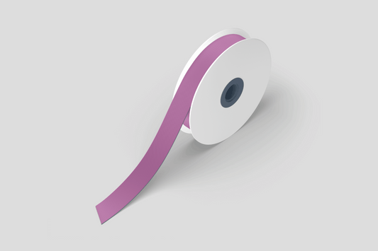 En spole av lila polyesterband satin 15mm super på en grå bakgrund.