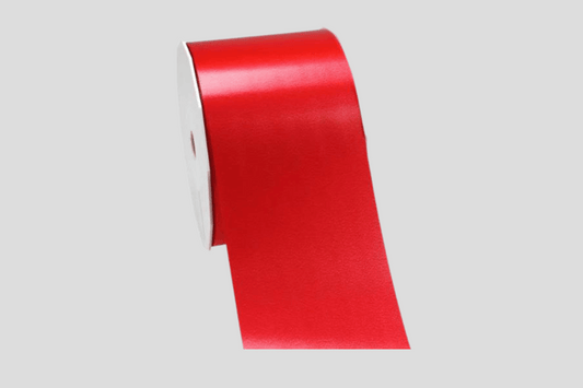 En Polyprotex mjuka bandrulle av rött band på vit bakgrund.
