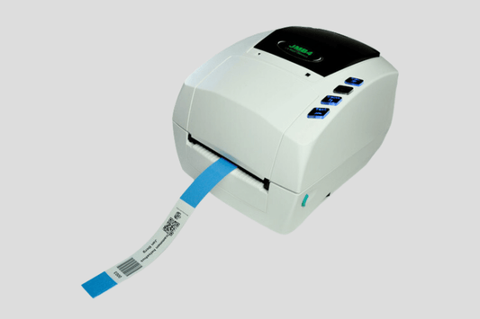 Ett Utskriftssystem JMB4+ med blå tejp fäst på textilarmband.