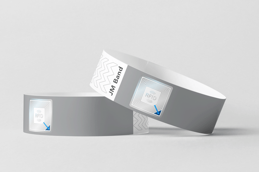 Ett par gråa RFID-pappersarmband med en blå pil på.