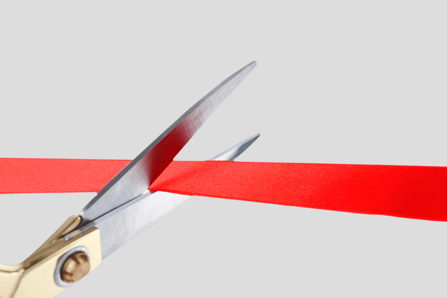 En sax klipper ett lila Invigningsband ECO satin tryck Via eMail barriär.