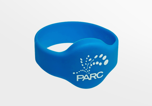 En integrerad blå RFID silikonarmband med ordet parc på.