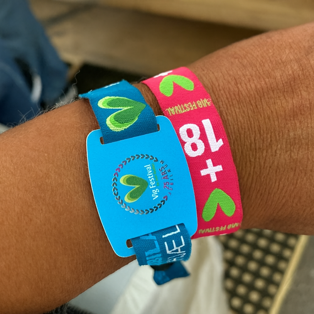 Ett foto av Skräddarsydd Tygarmband från JM Band®. Köp Tygarmband här.