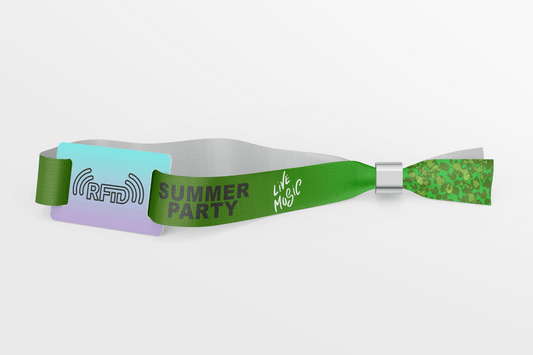 Ett grönt Tyg-armband med Mifare Ultralight EV1 med ordet sommarfest på.