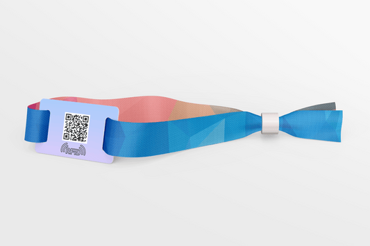 Ett RFID- och QR-tyg armband med färgtryck med en qr-kod på.