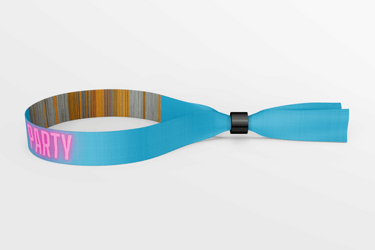 Ett blått Textilarmband vävt Design själv med ordet "party" på.