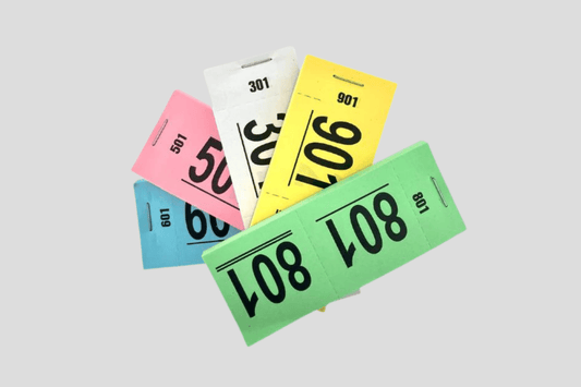En grupp färgglada numrerade Garderobsbiljetter häften, på vit bakgrund.