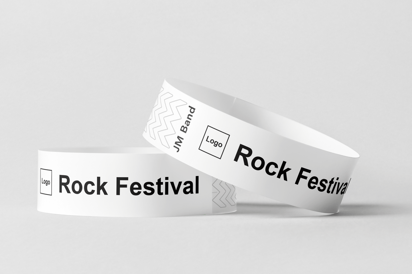 Två gröna Papperarmband med tryck Design själv med orden rockfestival på.