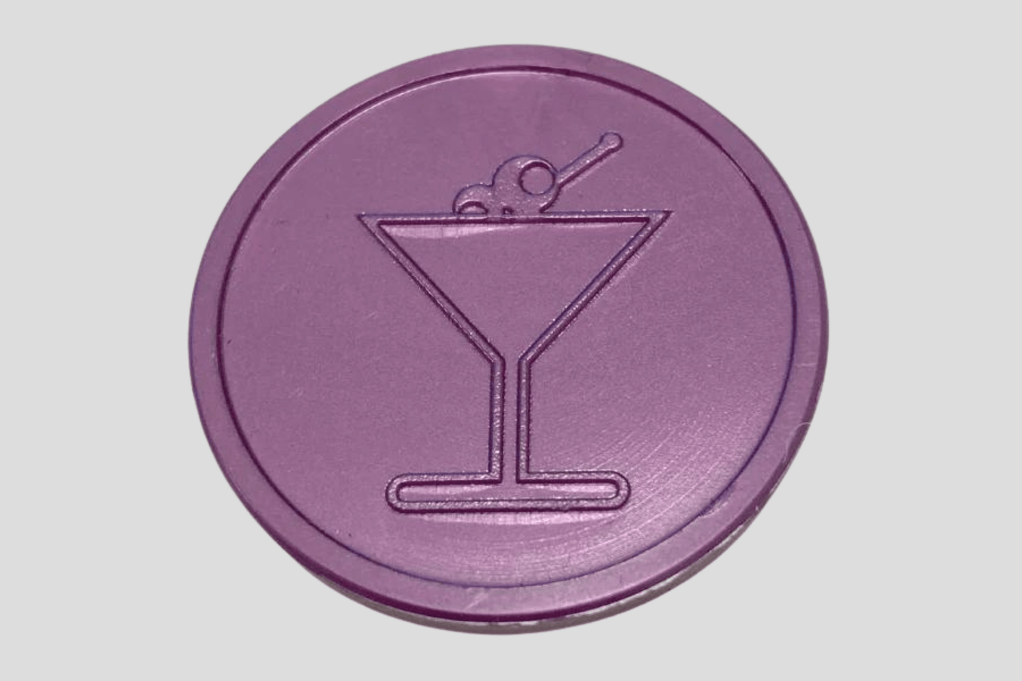Ett foto av Präglade Plastpolletter i Lager från JM Band®. Köp Polletter i Cocktail lila här.