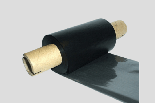 A roll of black Folier för termisk överföring FW på vit bakgrund, använd för termiska överföringsfolier och trycksystem.