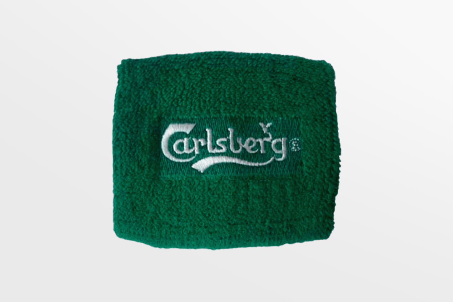 Ett elastiskt grönt Svettarmband bredad armband med det broderade ordet "carlsberg" på.