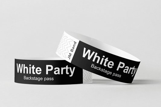Två vita Pappersarmband med vitt tryck Design själv med logotyp på vit bakgrund.