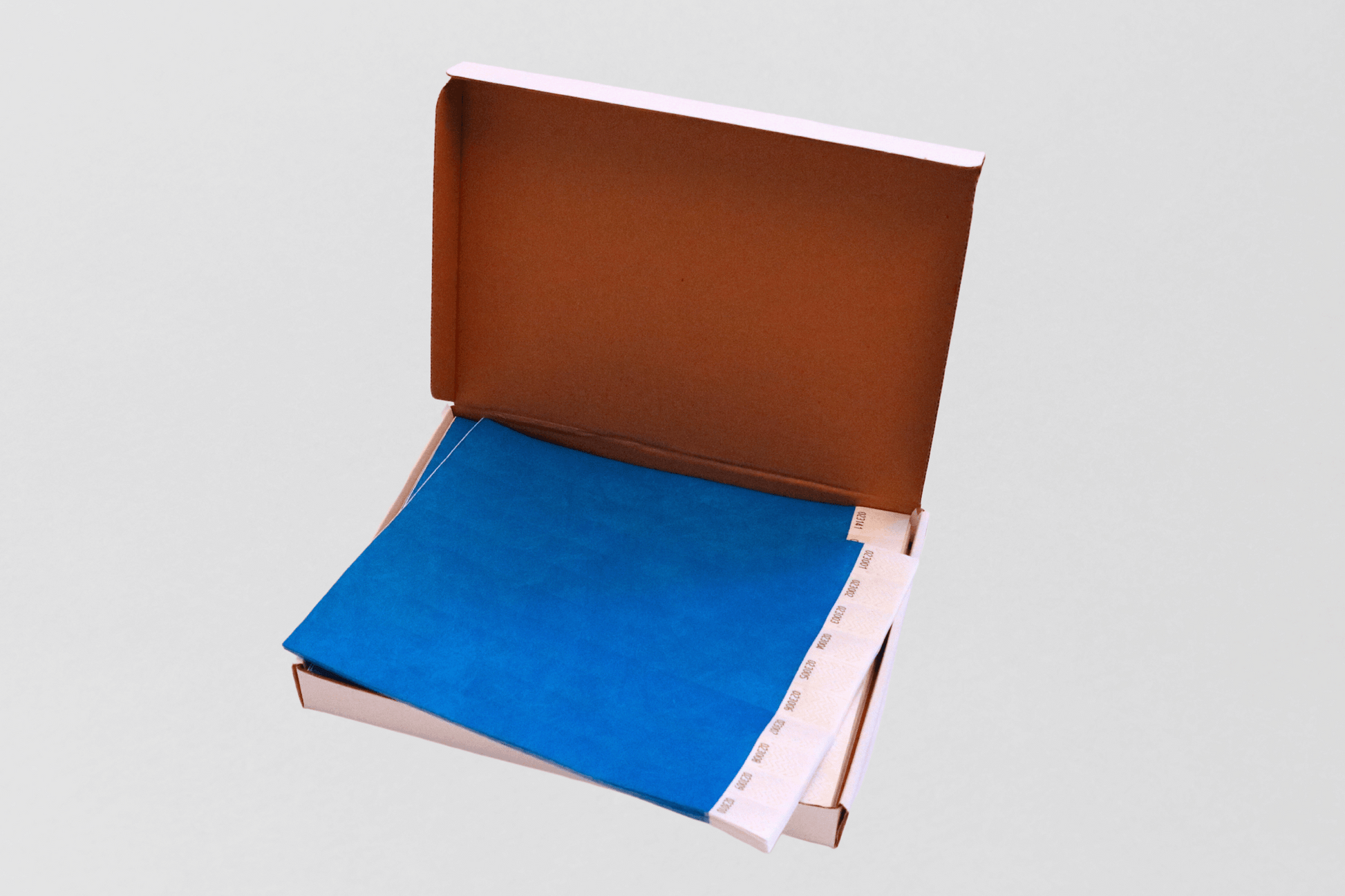En Pappers armbandslåda med 1000- vanligt lager i brun låda.