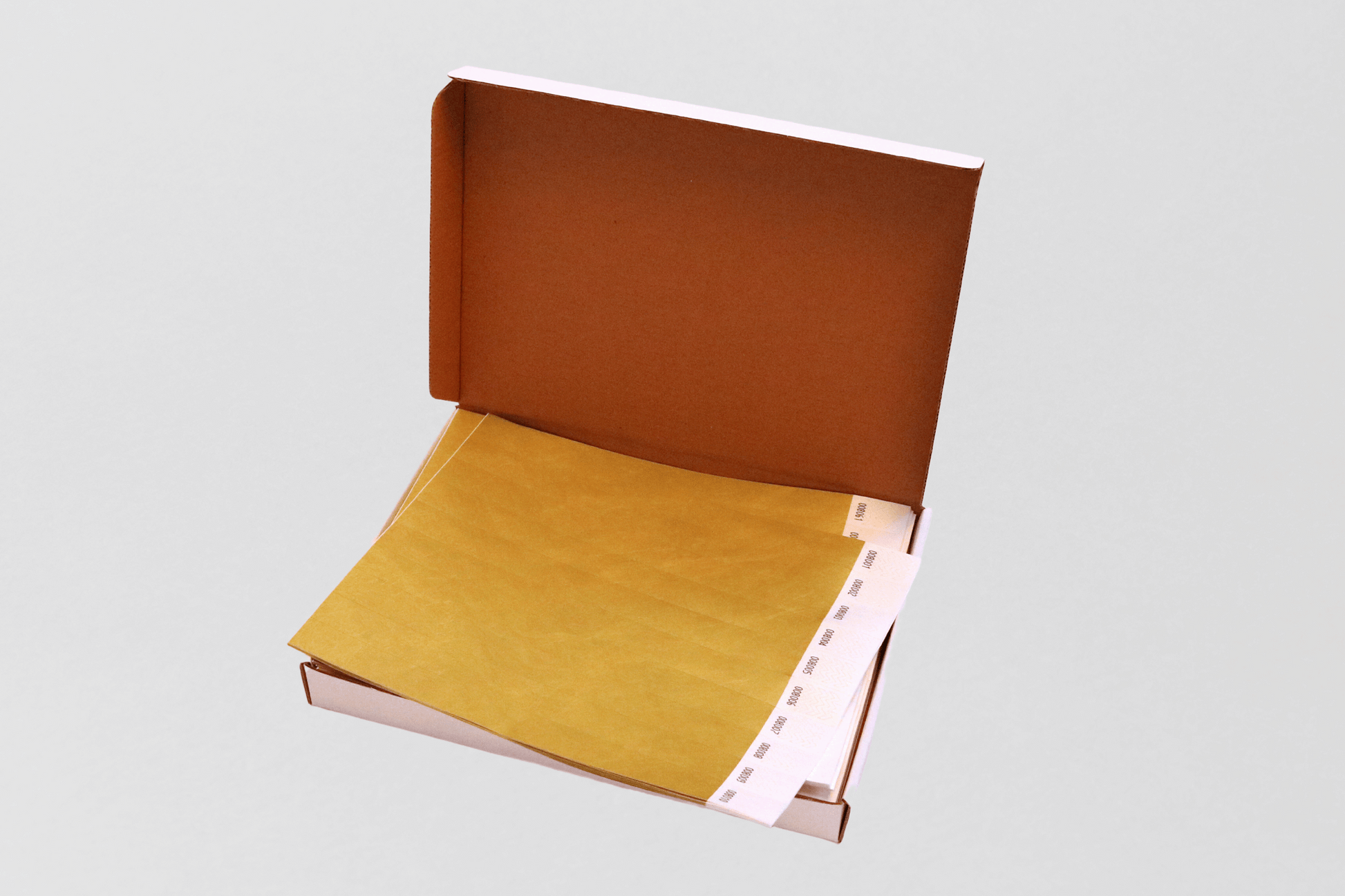 En Pappers armbandslåda med 1000- vanligt lager i brun låda.