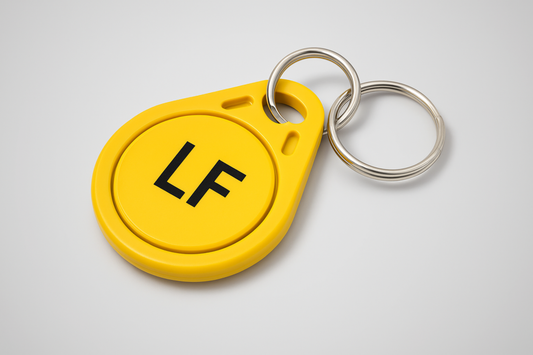 Ett foto av en gul NFC nyckelbricka med low frequency
