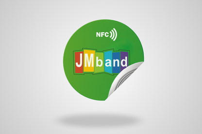 Ett foto av NFC-klistermärken med egen logotyp