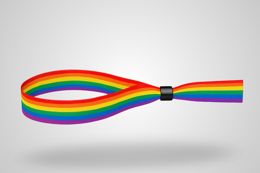 Ett foto av ett tygarmband med pride regnbåge färgmönster