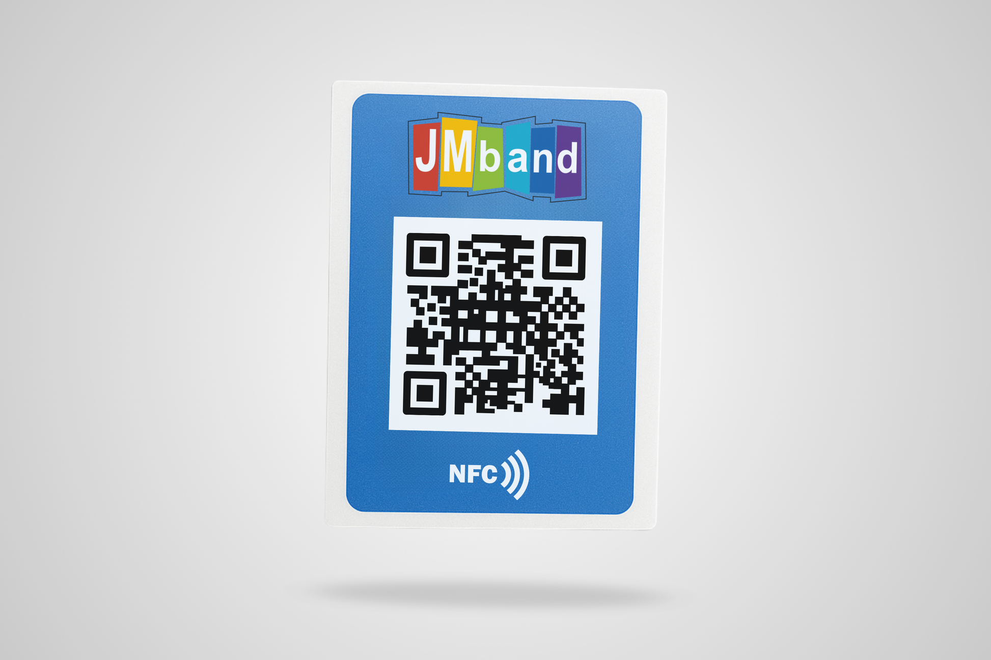 Ett foto av fyrkantiga NFC-klistermärken med QR-kod och tryck