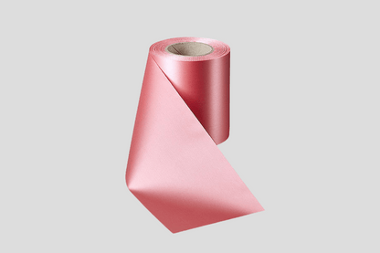 Ett rosa Gavebånd stof med tryck Design själv med rosa band på vit bakgrund.