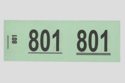 En grupp färgglada numrerade Garderobsbiljetter häften, på vit bakgrund.