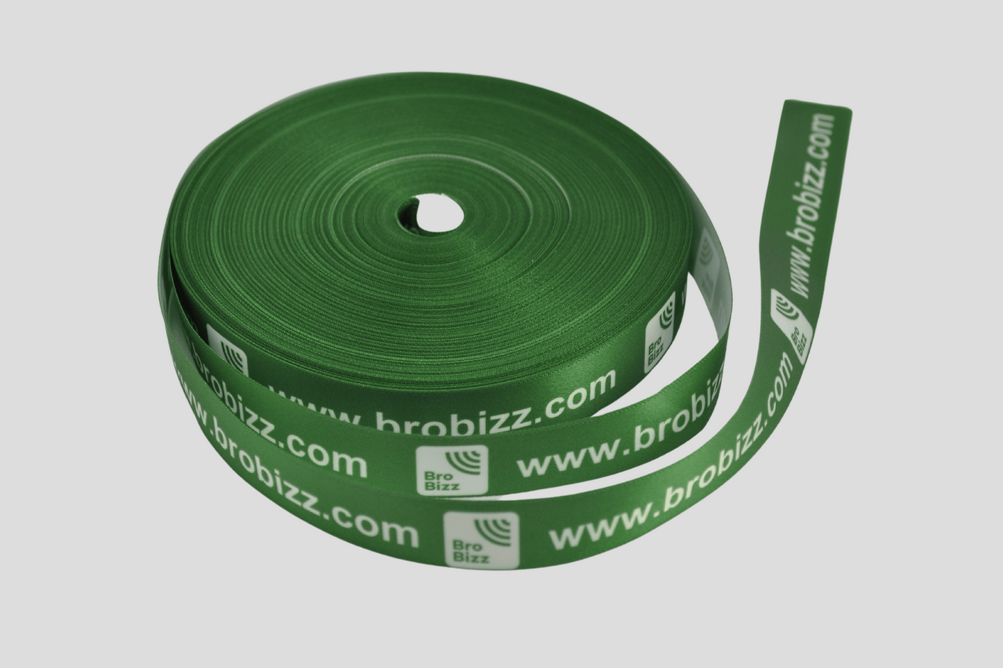 En bunt gröna band med texten Presentband polyester digitaltryck Via eMail, tillverkad av polyester.