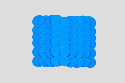 En blå cirkel med ordkopian av Polletter plast präglade Via eMail på gjord av återvunnen plast.