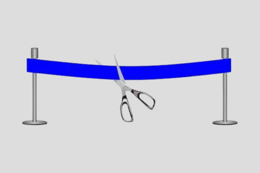 Använd en sax för att klippa ett Invigningband färger I lagerband i Pantone-blått.
