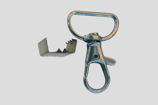 En metallkrok med ett Lås och klämma för nyckelband 15mm fäst på.