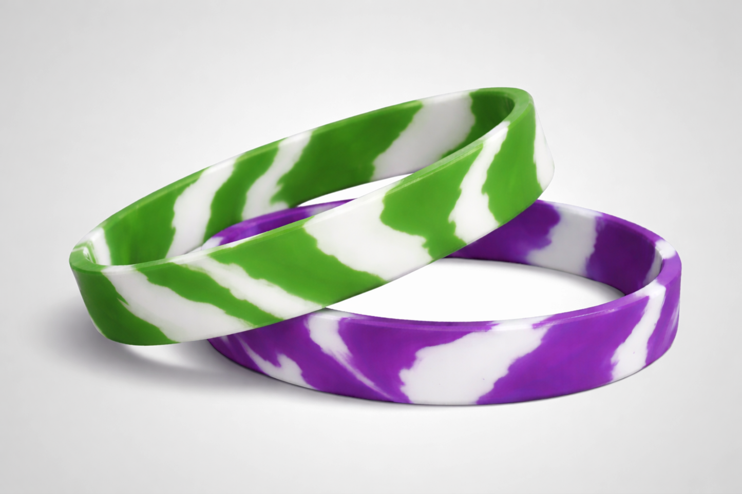 Marmorerat silikonarmband med prägling och färg