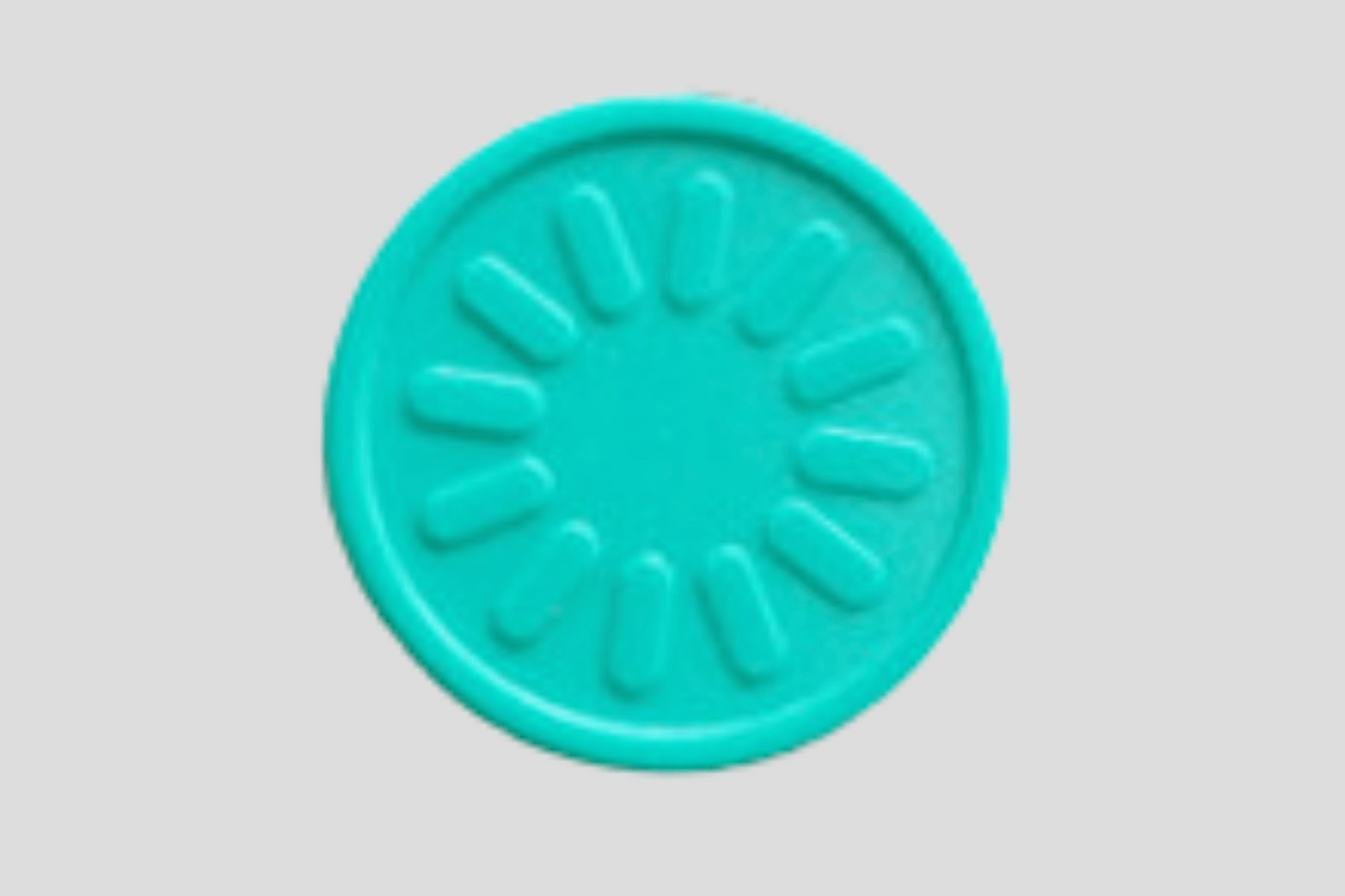 Ett gäng färgglada Polletter plast präglade I lager och plastpinnar i cirkel.