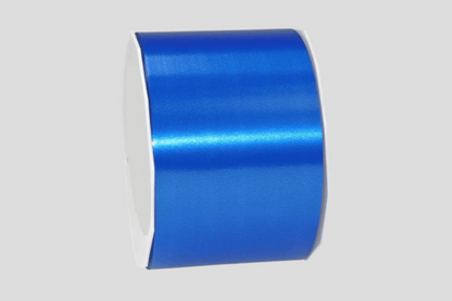 Använd en sax för att klippa ett Invigningband färger I lagerband i Pantone-blått.