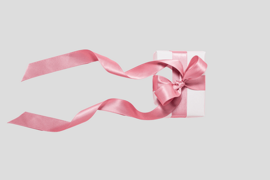 Ett rosa Gavebånd stof med tryck Design själv med rosa band på vit bakgrund.