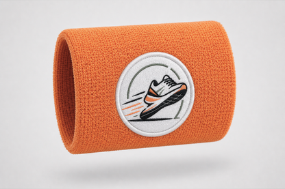 Orange svettarmband med broderad löparsko-logotyp – svettarmband med egen logotyp från JM Band®