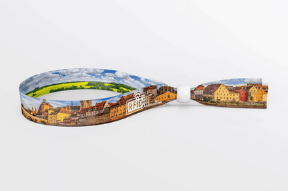 Ett Tyg-armband - förfråga med bild av en stad.