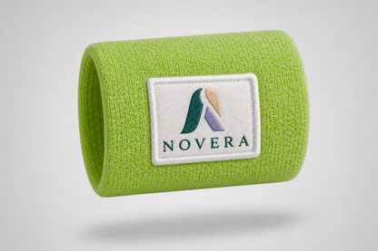 Grönt svettarmband med broderad logotyp och text – personligt svettarmband från JM Band®