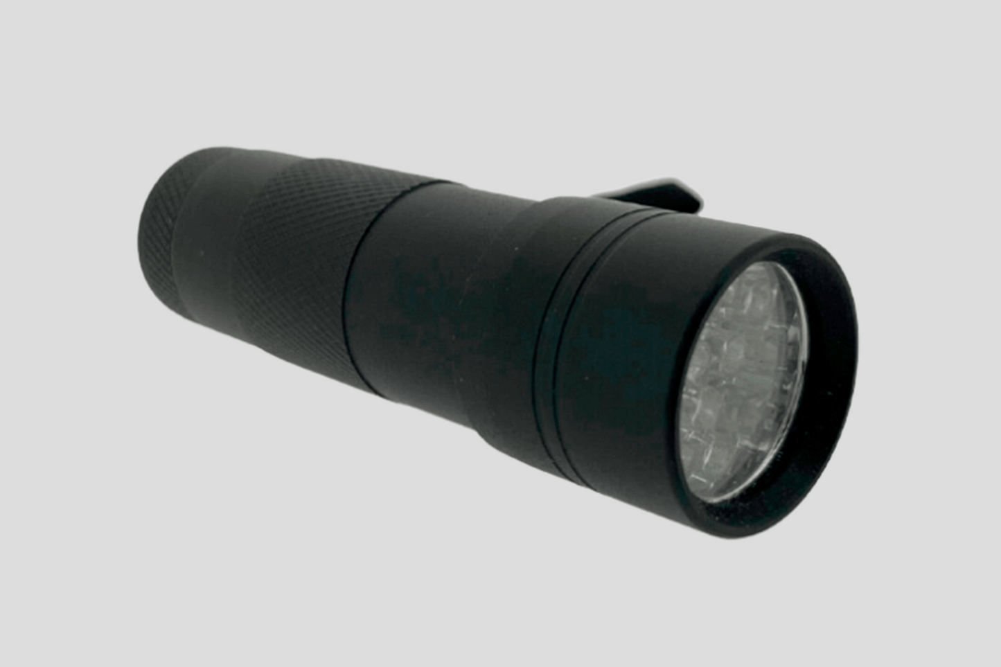 En svart UV ficklampa LED spektrum ficklampa på vit bakgrund.