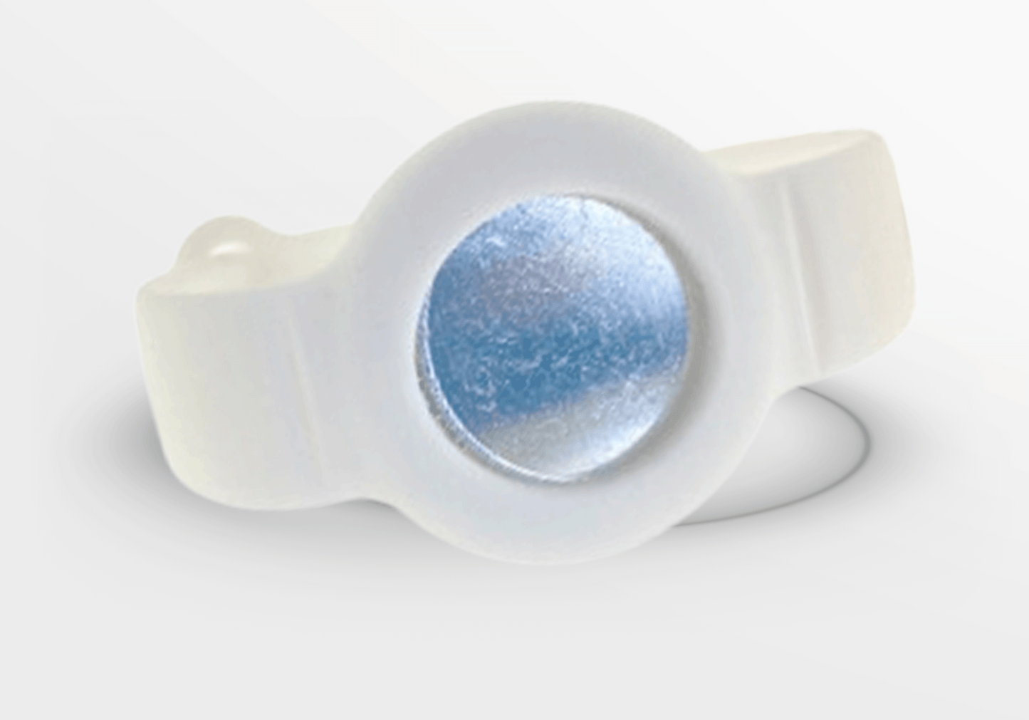 Ett par Silikonarmband för AirTag med en blå knapp och en vit knapp.