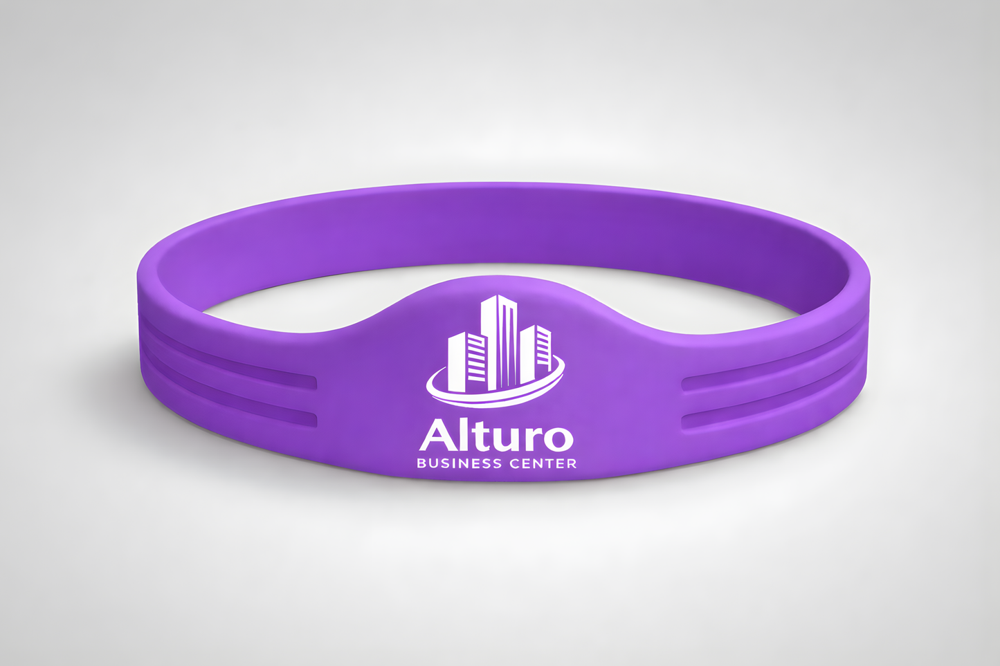 Ett lila silikonarmband med NFC och eget logo från JM Band®