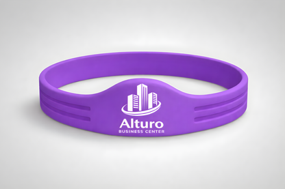 Ett lila silikonarmband med NFC och eget logo från JM Band®