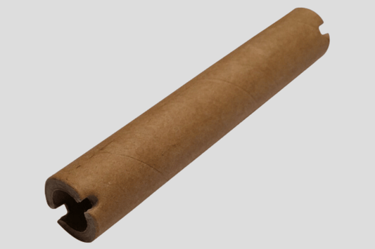 Ett brunt papprör med ett hål i, delat och med specifika mått som kallas Kärnvals take-up.