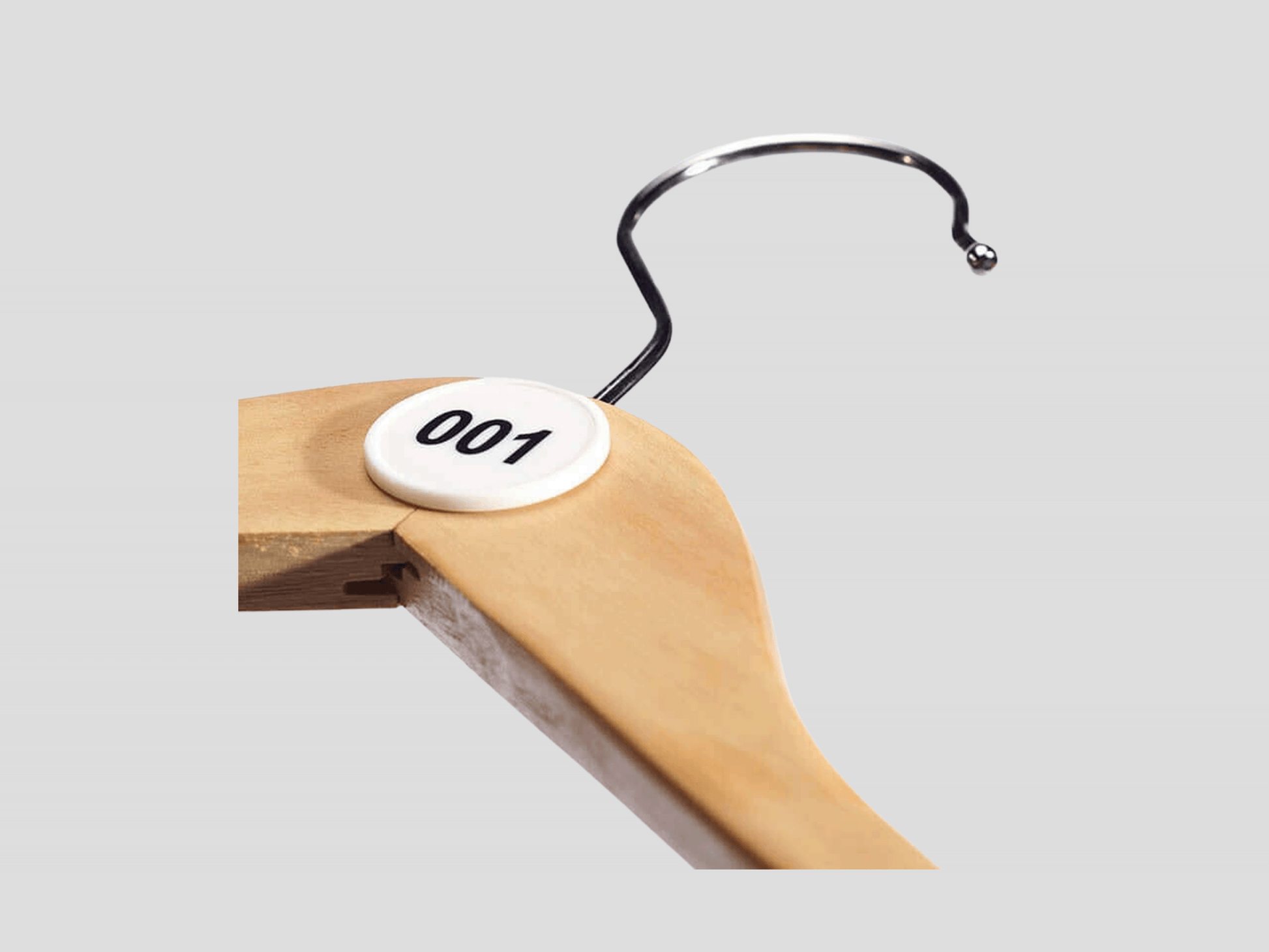 En trähängare med siffran 100 på, gjord av Garderob numre plast klister.