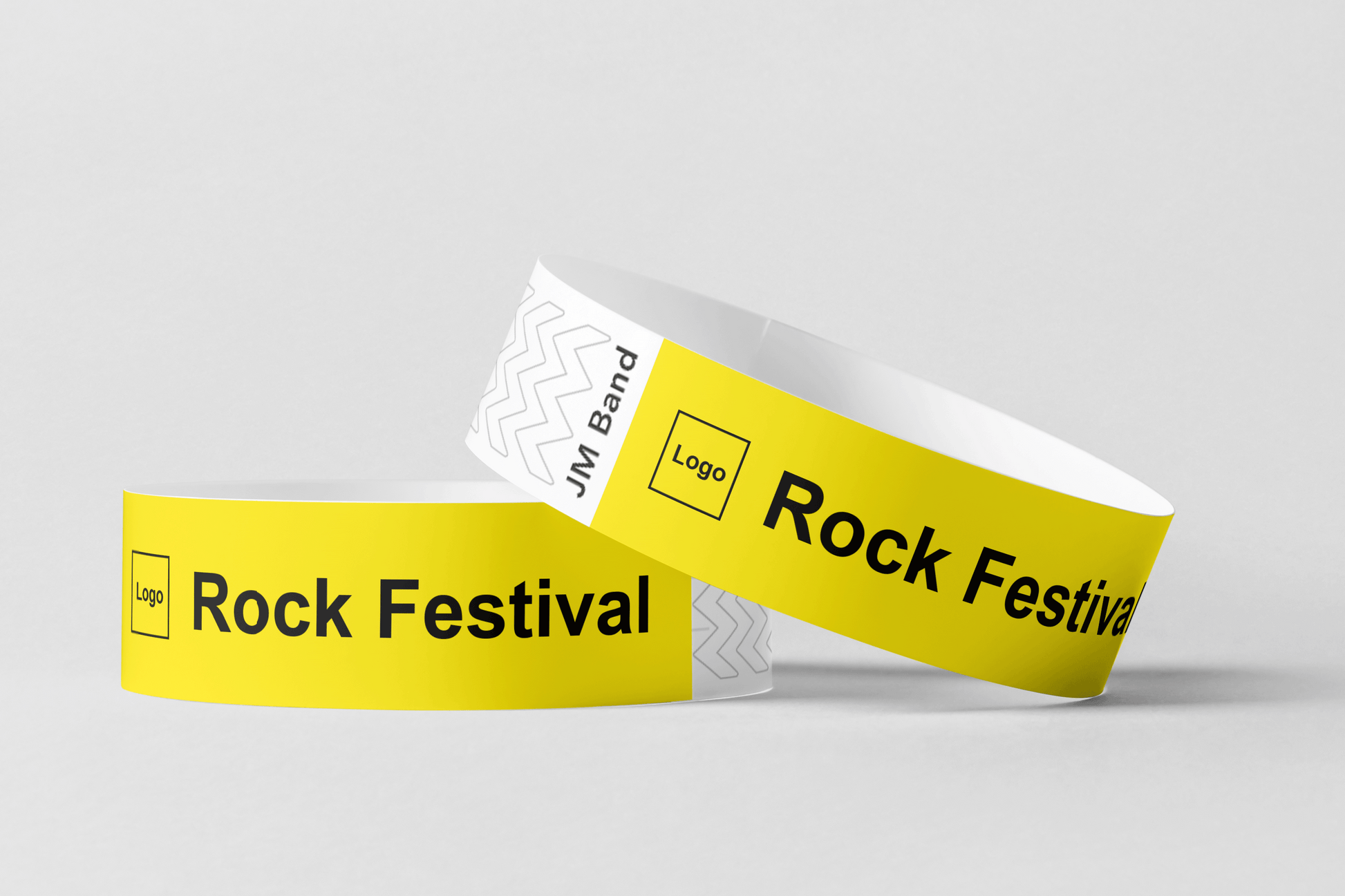 Två gröna Papperarmband med tryck Design själv med orden rockfestival på.