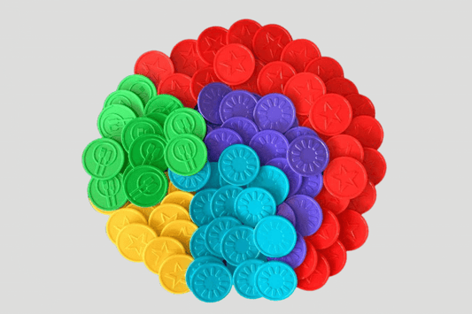Ett gäng färgglada Polletter plast präglade I lager och plastpinnar i cirkel.
